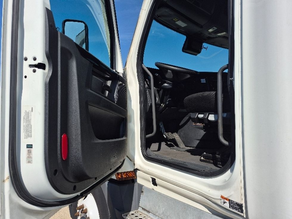 Sleeper Tractor-Heavy Duty Tractors-Freightliner-2023-T12664ST-Chicago (Chicago Ridge)-IL-597,337\n\t\tmiles-$ 61,250 - Image 9