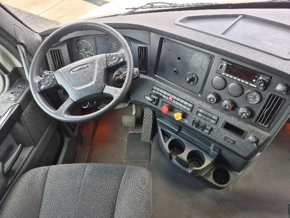 Sleeper Tractor-Heavy Duty Tractors-Freightliner-2023-T12664ST-Chicago (Chicago Ridge)-IL-629,383\n\t\tmiles-$ 56,250 - Image 11