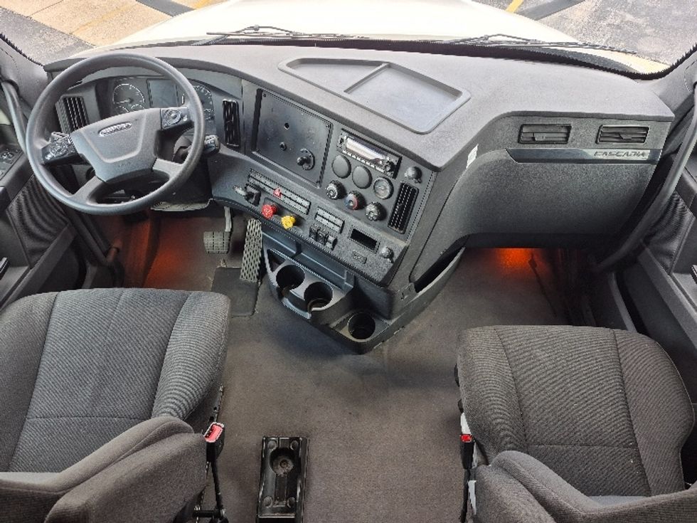 Sleeper Tractor-Heavy Duty Tractors-Freightliner-2023-T12664ST-Chicago (Chicago Ridge)-IL-629,383\n\t\tmiles-$ 56,250 - Image 12