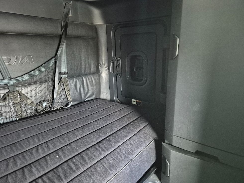 Sleeper Tractor-Heavy Duty Tractors-Freightliner-2023-T12664ST-Chicago (Chicago Ridge)-IL-629,383\n\t\tmiles-$ 56,250 - Image 17