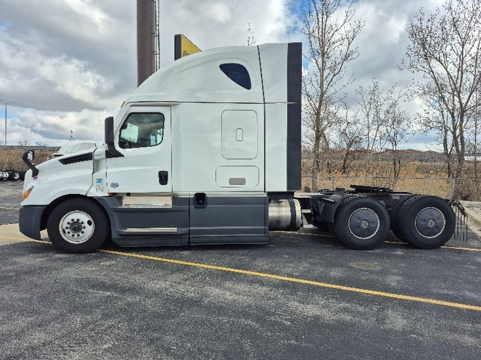 Sleeper Tractor-Heavy Duty Tractors-Freightliner-2023-T12664ST-Chicago (Chicago Ridge)-IL-629,383\n\t\tmiles-$ 56,250 - Image 4