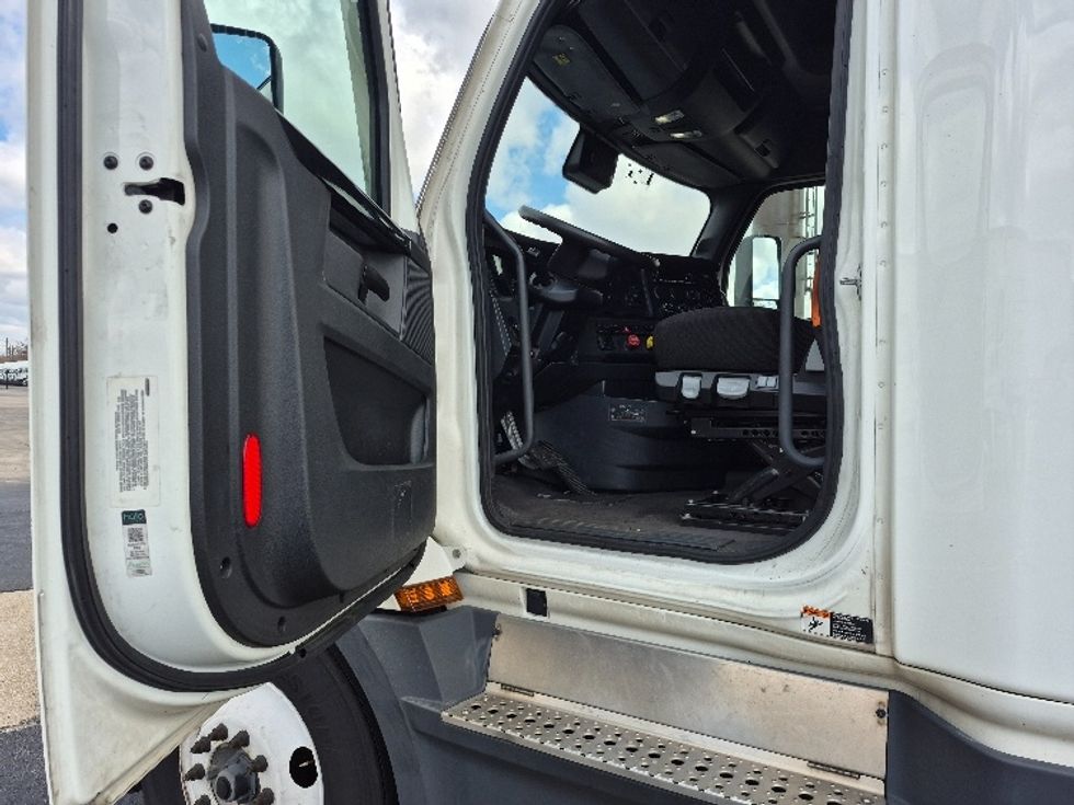 Sleeper Tractor-Heavy Duty Tractors-Freightliner-2023-T12664ST-Chicago (Chicago Ridge)-IL-629,383\n\t\tmiles-$ 56,250 - Image 9