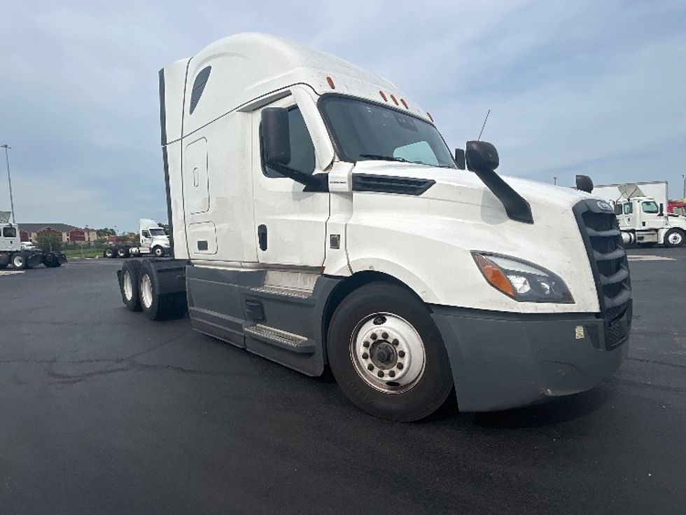 Sleeper Tractor-Heavy Duty Tractors-Freightliner-2023-T12664ST-Columbus-OH-713,070\n\t\tmiles-$ 59,250 - Image 1