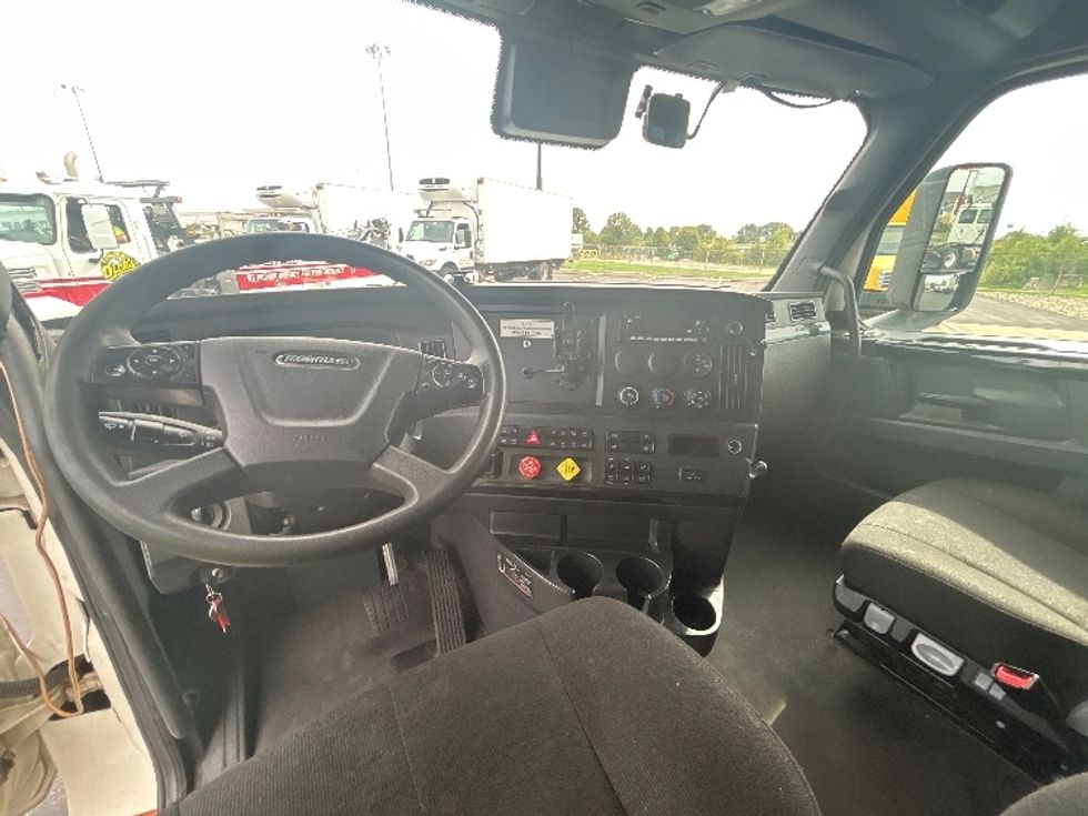 Sleeper Tractor-Heavy Duty Tractors-Freightliner-2023-T12664ST-Columbus-OH-713,070\n\t\tmiles-$ 59,250 - Image 11