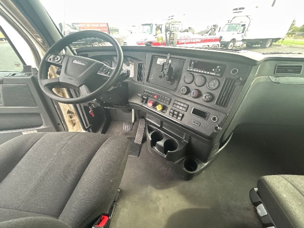 Sleeper Tractor-Heavy Duty Tractors-Freightliner-2023-T12664ST-Columbus-OH-713,070\n\t\tmiles-$ 59,250 - Image 12