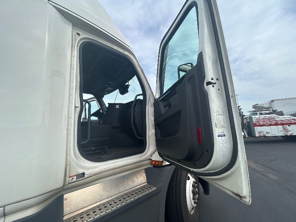 Sleeper Tractor-Heavy Duty Tractors-Freightliner-2023-T12664ST-Columbus-OH-713,070\n\t\tmiles-$ 59,250 - Image 13