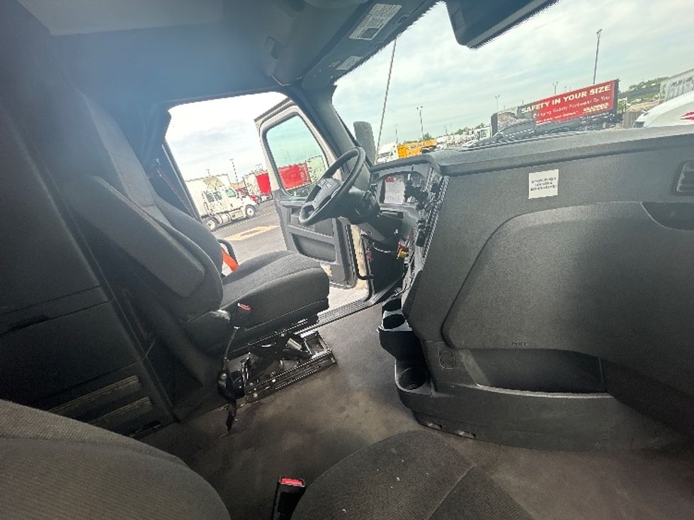 Sleeper Tractor-Heavy Duty Tractors-Freightliner-2023-T12664ST-Columbus-OH-713,070\n\t\tmiles-$ 59,250 - Image 15