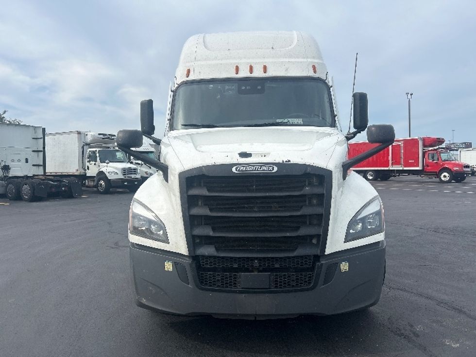 Sleeper Tractor-Heavy Duty Tractors-Freightliner-2023-T12664ST-Columbus-OH-713,070\n\t\tmiles-$ 59,250 - Image 2