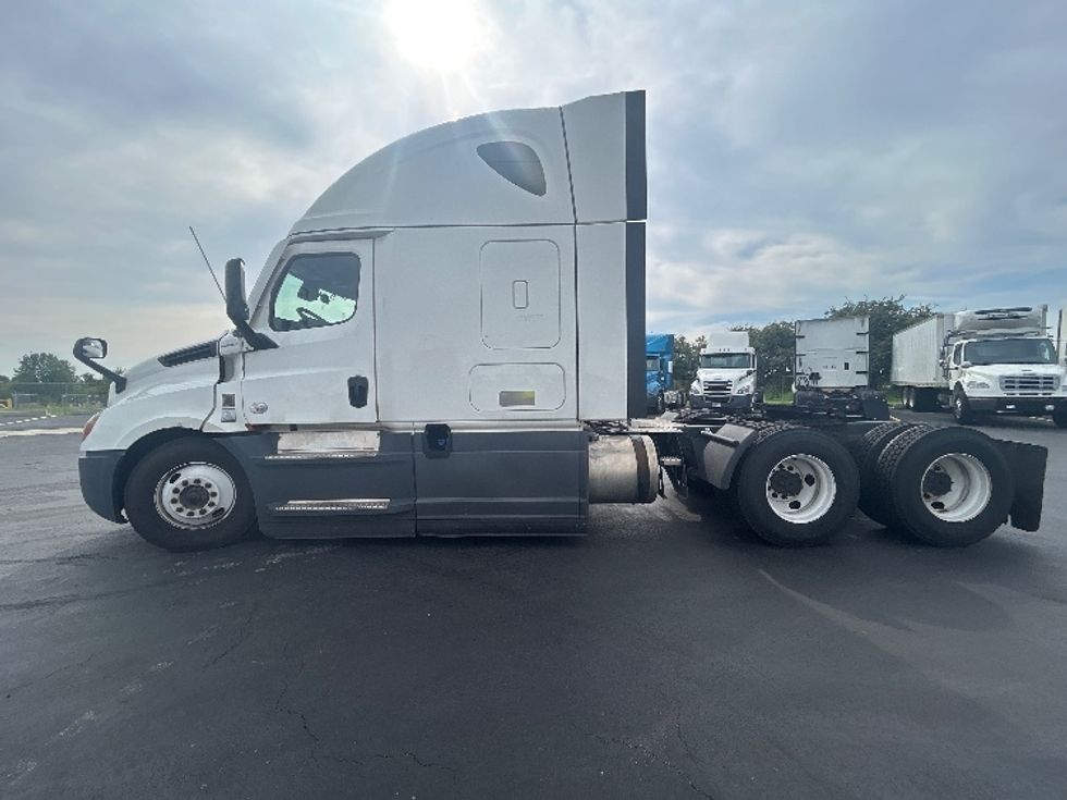 Sleeper Tractor-Heavy Duty Tractors-Freightliner-2023-T12664ST-Columbus-OH-713,070\n\t\tmiles-$ 59,250 - Image 4