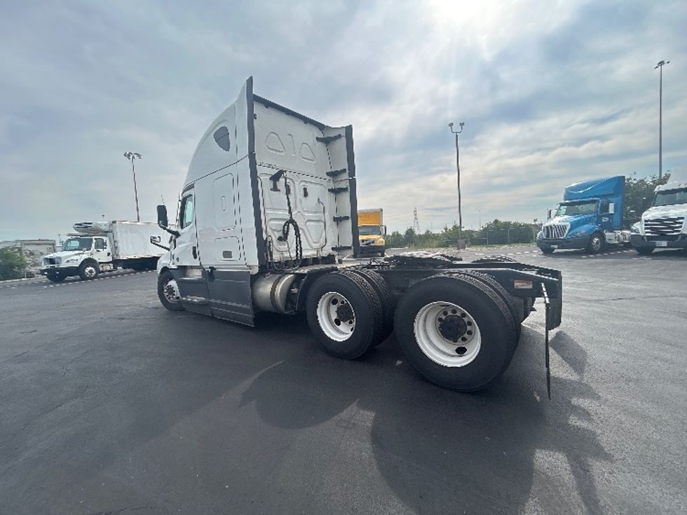 Sleeper Tractor-Heavy Duty Tractors-Freightliner-2023-T12664ST-Columbus-OH-713,070\n\t\tmiles-$ 59,250 - Image 5