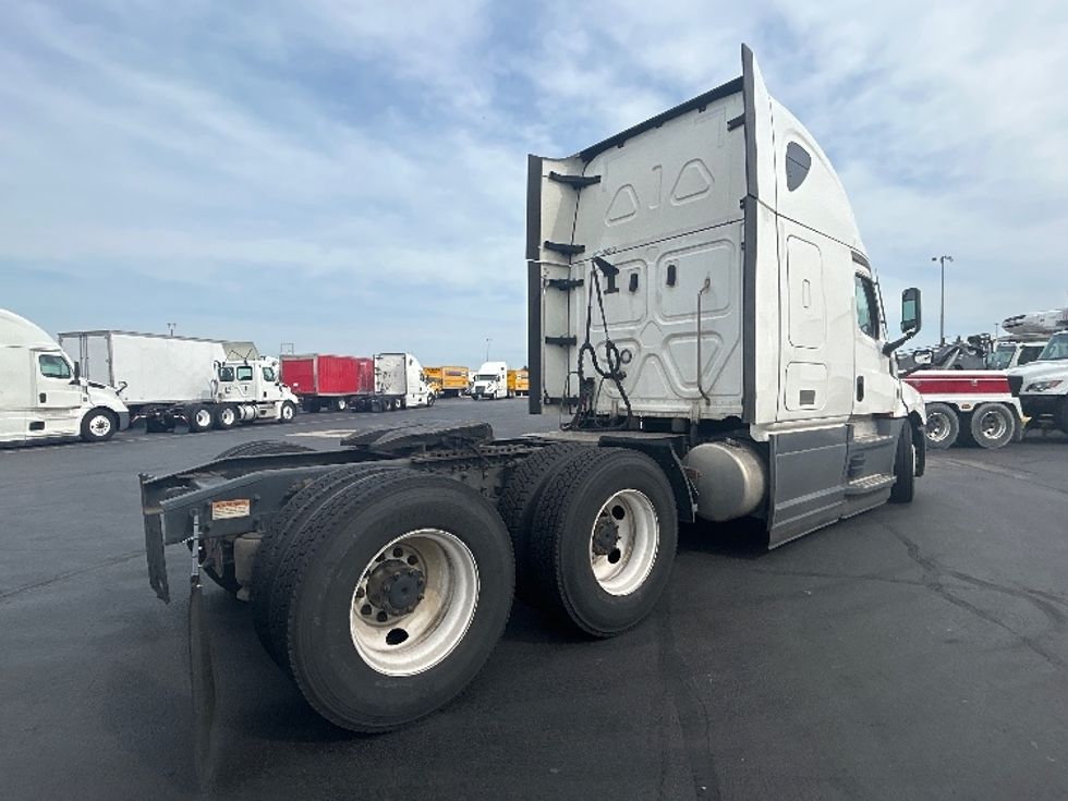 Sleeper Tractor-Heavy Duty Tractors-Freightliner-2023-T12664ST-Columbus-OH-713,070\n\t\tmiles-$ 59,250 - Image 7