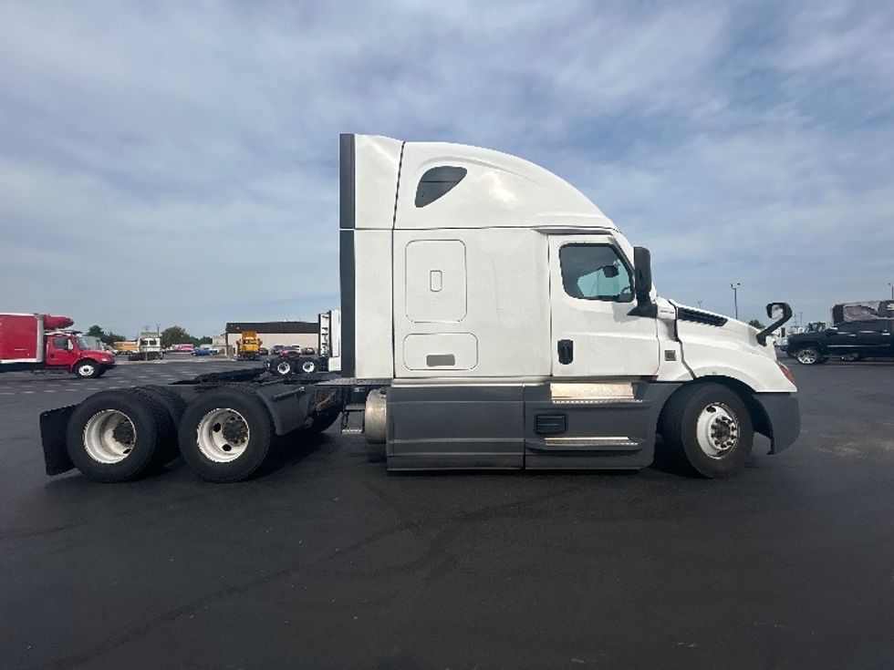 Sleeper Tractor-Heavy Duty Tractors-Freightliner-2023-T12664ST-Columbus-OH-713,070\n\t\tmiles-$ 59,250 - Image 8