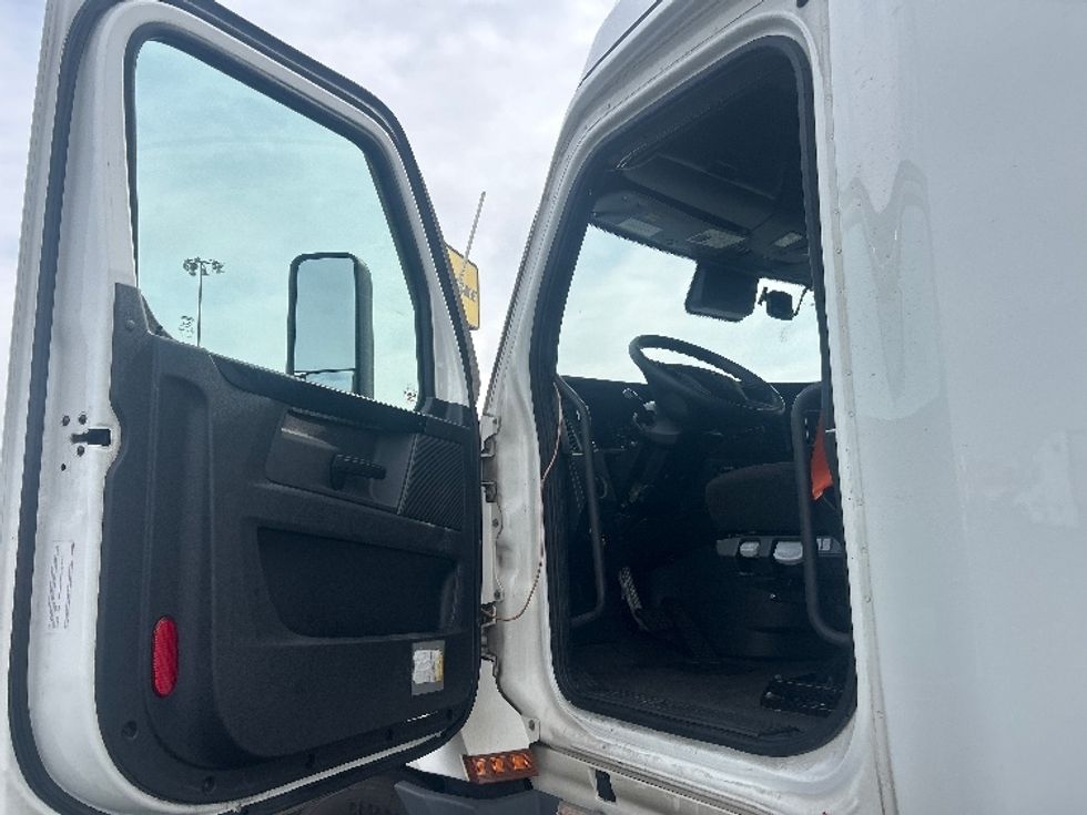 Sleeper Tractor-Heavy Duty Tractors-Freightliner-2023-T12664ST-Columbus-OH-713,070\n\t\tmiles-$ 59,250 - Image 9