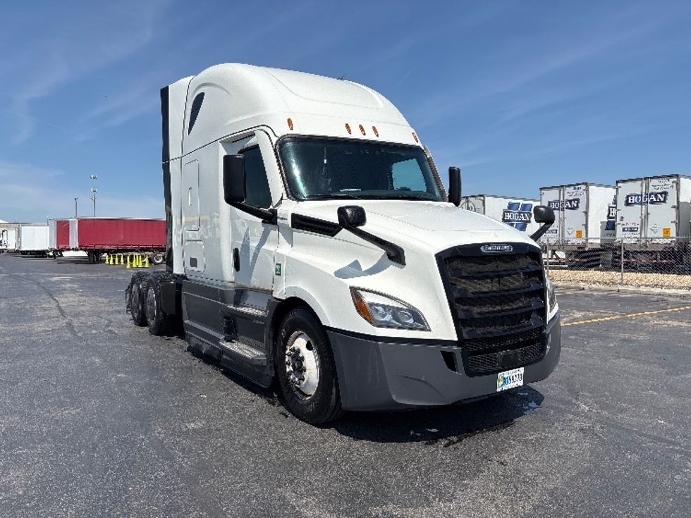 Sleeper Tractor-Heavy Duty Tractors-Freightliner-2023-T12664ST-Columbus-OH-749,000\n\t\tmiles-$ 50,500 - Image 1