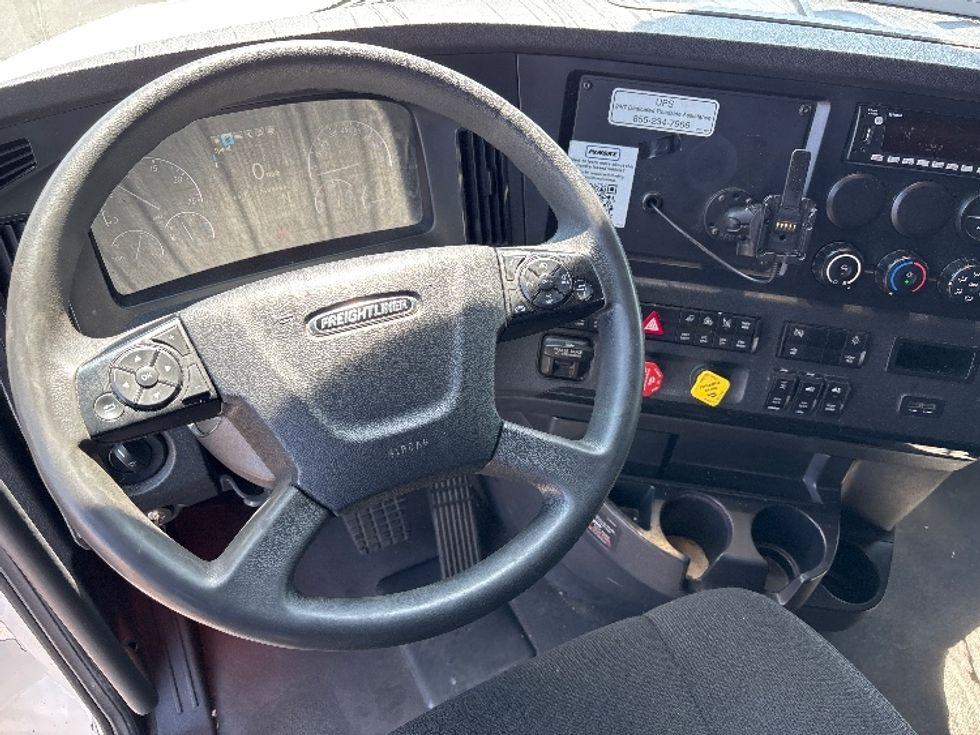 Sleeper Tractor-Heavy Duty Tractors-Freightliner-2023-T12664ST-Columbus-OH-749,000\n\t\tmiles-$ 50,500 - Image 11