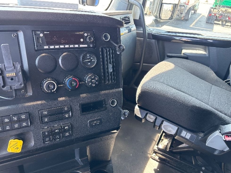 Sleeper Tractor-Heavy Duty Tractors-Freightliner-2023-T12664ST-Columbus-OH-749,000\n\t\tmiles-$ 50,500 - Image 12