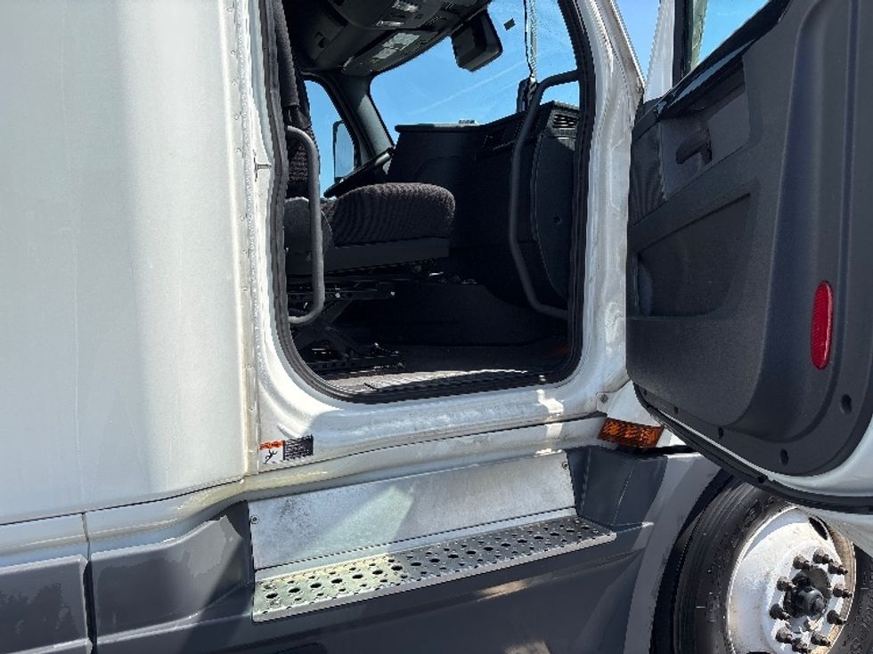 Sleeper Tractor-Heavy Duty Tractors-Freightliner-2023-T12664ST-Columbus-OH-749,000\n\t\tmiles-$ 50,500 - Image 13