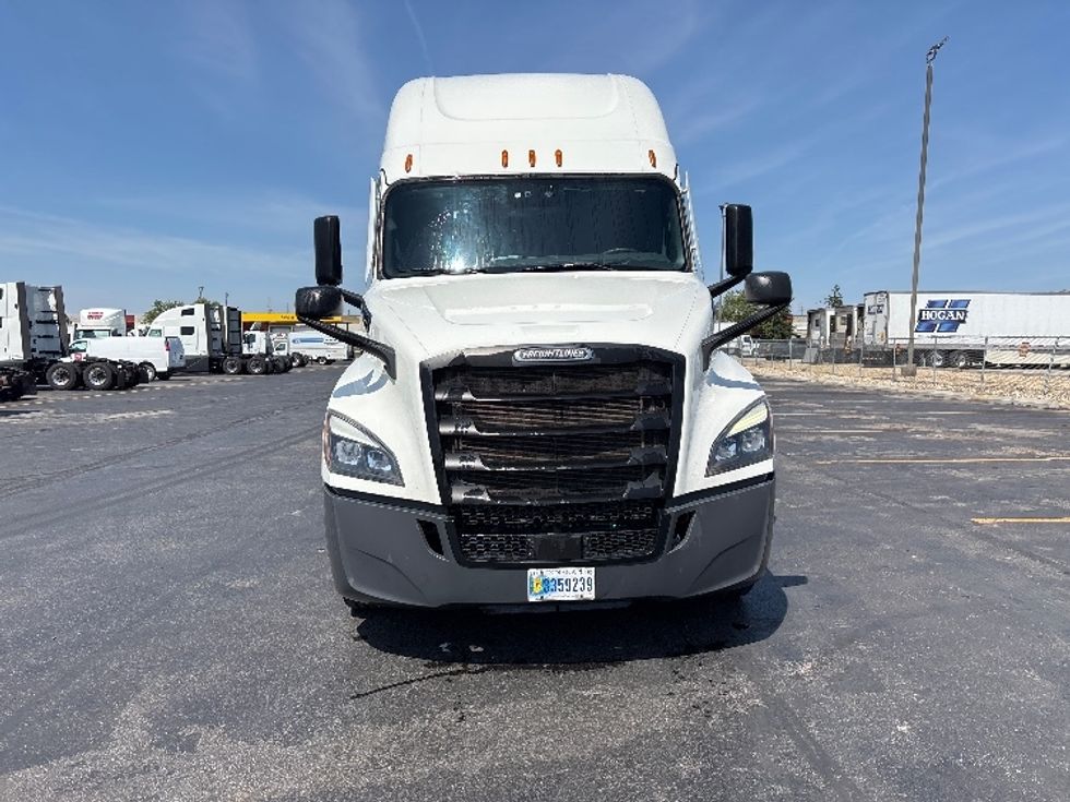 Sleeper Tractor-Heavy Duty Tractors-Freightliner-2023-T12664ST-Columbus-OH-749,000\n\t\tmiles-$ 50,500 - Image 2
