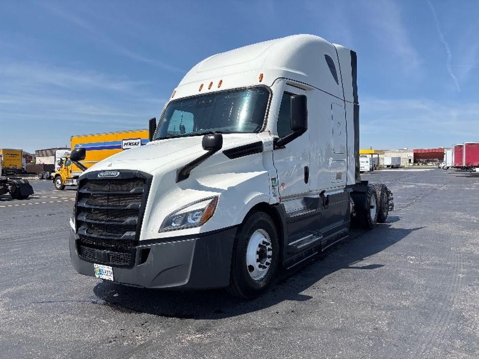 Sleeper Tractor-Heavy Duty Tractors-Freightliner-2023-T12664ST-Columbus-OH-749,000\n\t\tmiles-$ 50,500 - Image 3