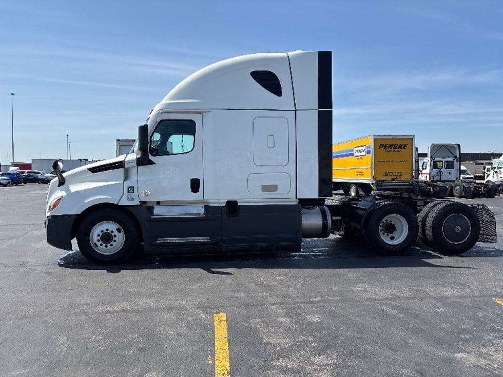 Sleeper Tractor-Heavy Duty Tractors-Freightliner-2023-T12664ST-Columbus-OH-749,000\n\t\tmiles-$ 50,500 - Image 4