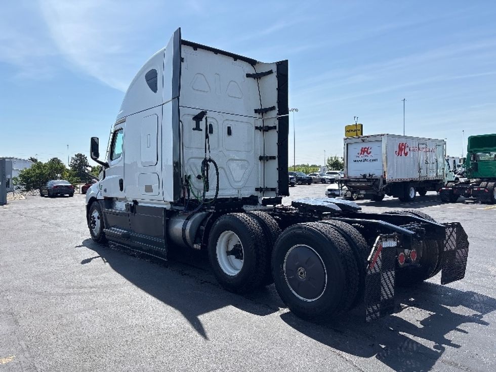 Sleeper Tractor-Heavy Duty Tractors-Freightliner-2023-T12664ST-Columbus-OH-749,000\n\t\tmiles-$ 50,500 - Image 5