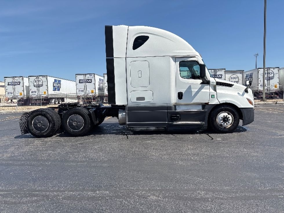 Sleeper Tractor-Heavy Duty Tractors-Freightliner-2023-T12664ST-Columbus-OH-749,000\n\t\tmiles-$ 50,500 - Image 8