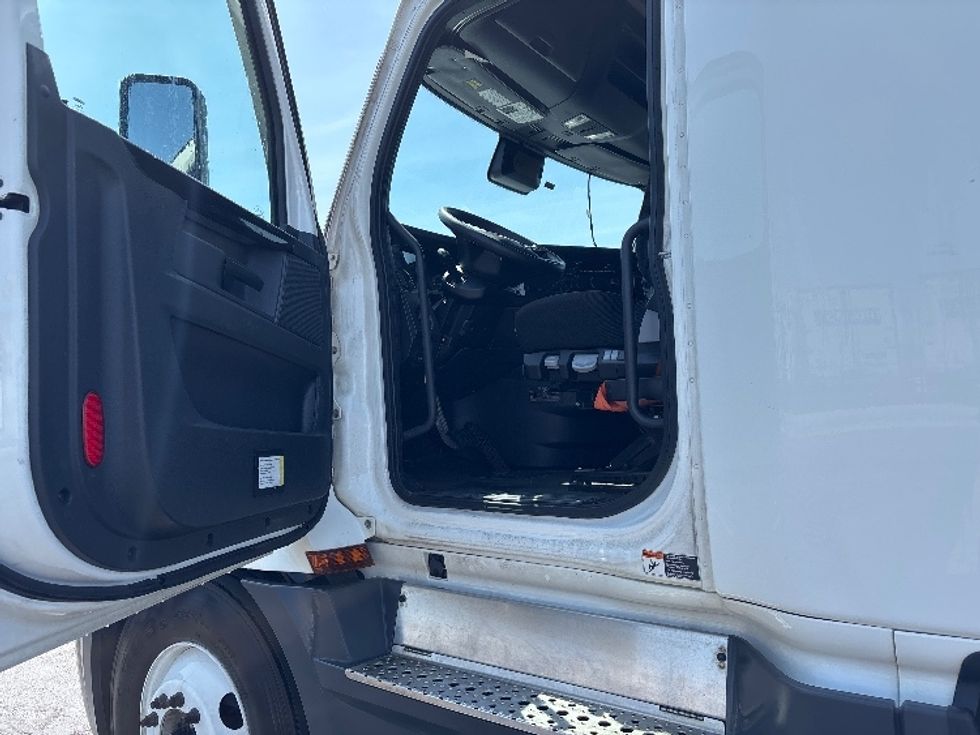 Sleeper Tractor-Heavy Duty Tractors-Freightliner-2023-T12664ST-Columbus-OH-749,000\n\t\tmiles-$ 50,500 - Image 9