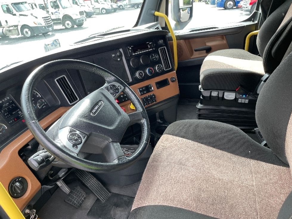 Sleeper Tractor-Heavy Duty Tractors-Freightliner-2023-T12664ST-Conover-NC-507,281\n\t\tmiles-$ 79,750 - Image 10