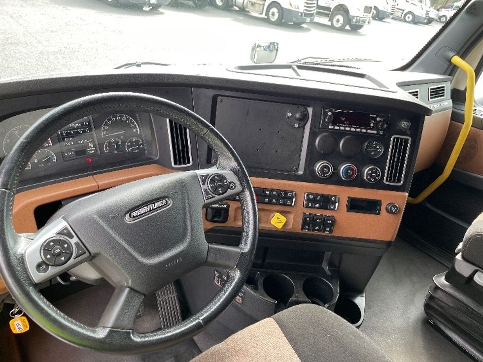 Sleeper Tractor-Heavy Duty Tractors-Freightliner-2023-T12664ST-Conover-NC-507,281\n\t\tmiles-$ 79,750 - Image 11