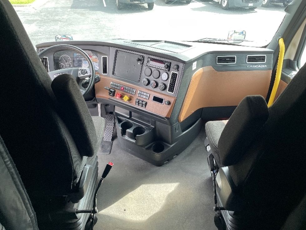 Sleeper Tractor-Heavy Duty Tractors-Freightliner-2023-T12664ST-Conover-NC-507,281\n\t\tmiles-$ 79,750 - Image 12