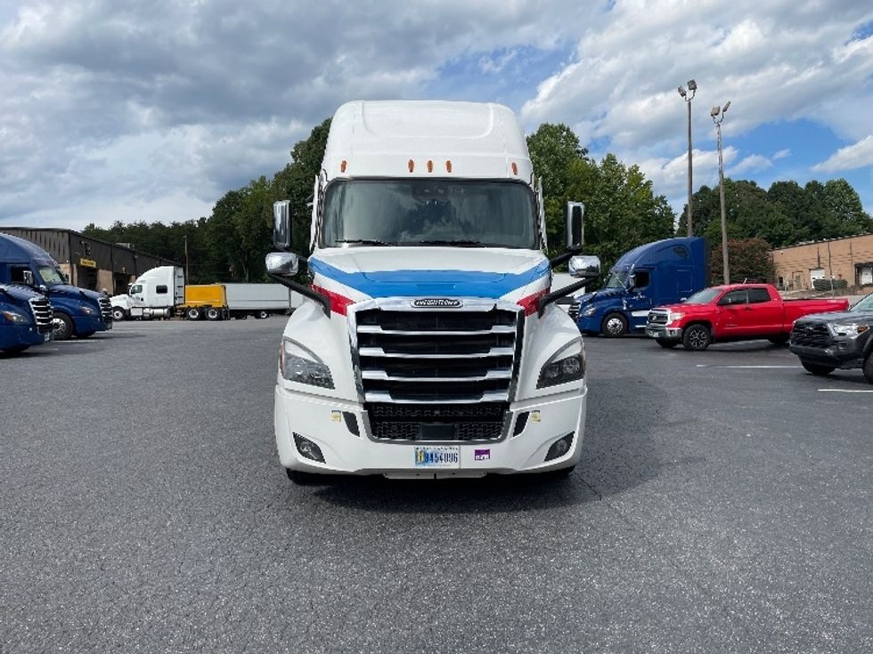 2023 Freightliner Cascadia 126" Sleeper Cab photo 2