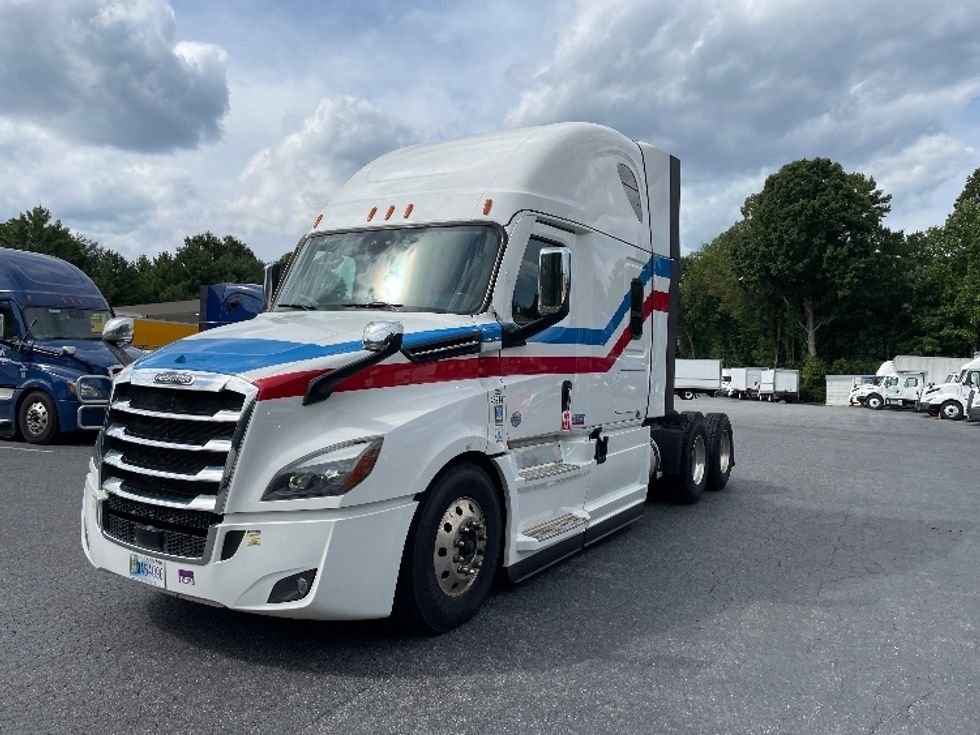 2023 Freightliner Cascadia 126" Sleeper Cab photo 3