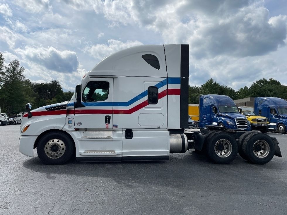 2023 Freightliner Cascadia 126" Sleeper Cab photo 4