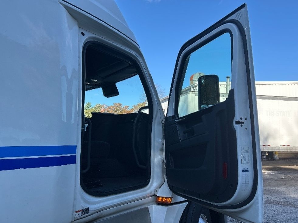 Sleeper Tractor-Heavy Duty Tractors-Freightliner-2023-T12664ST-Coxsackie-NY-659,179\n\t\tmiles-$ 55,750 - Image 13