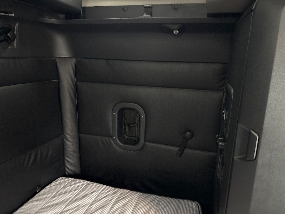 Sleeper Tractor-Heavy Duty Tractors-Freightliner-2023-T12664ST-Coxsackie-NY-659,179\n\t\tmiles-$ 55,750 - Image 17