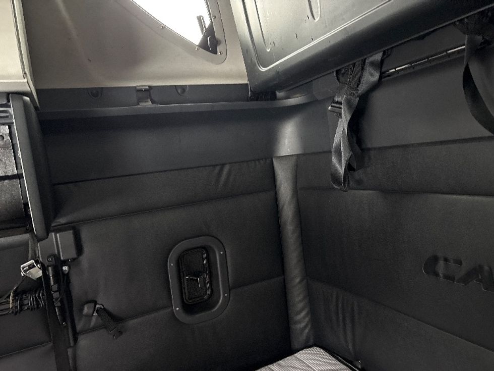 Sleeper Tractor-Heavy Duty Tractors-Freightliner-2023-T12664ST-Coxsackie-NY-659,179\n\t\tmiles-$ 55,750 - Image 18