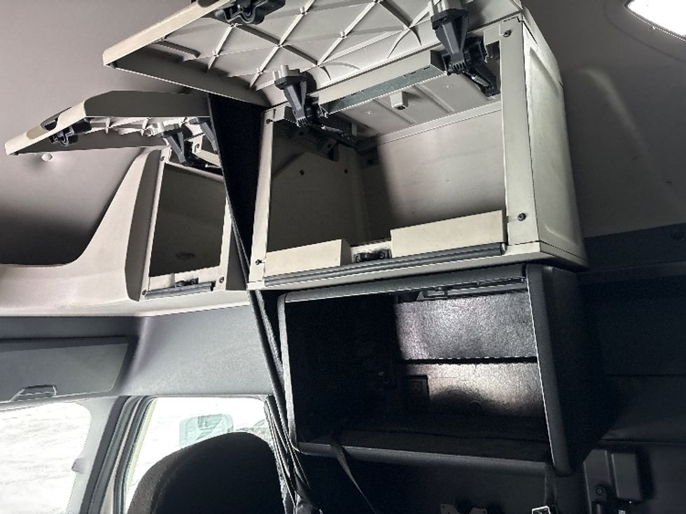 Sleeper Tractor-Heavy Duty Tractors-Freightliner-2023-T12664ST-Coxsackie-NY-659,179\n\t\tmiles-$ 55,750 - Image 21