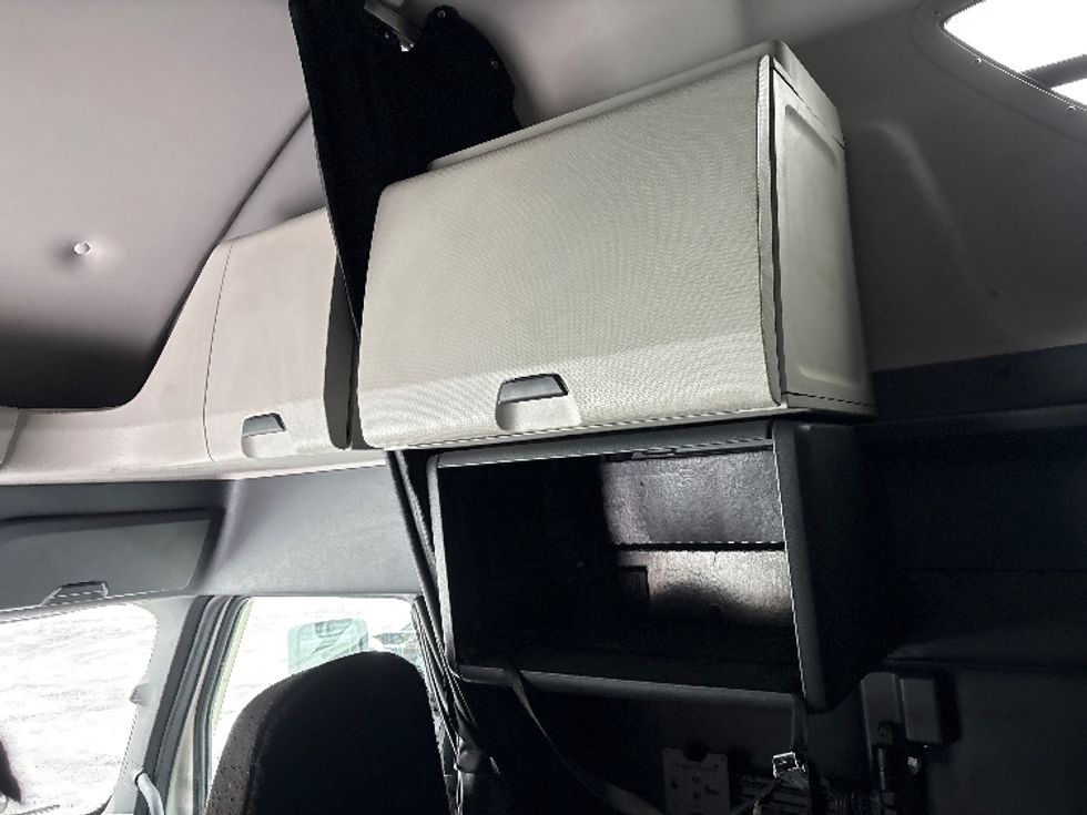 Sleeper Tractor-Heavy Duty Tractors-Freightliner-2023-T12664ST-Coxsackie-NY-659,179\n\t\tmiles-$ 55,750 - Image 22