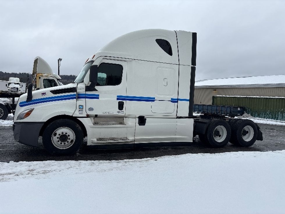 Sleeper Tractor-Heavy Duty Tractors-Freightliner-2023-T12664ST-Coxsackie-NY-659,179\n\t\tmiles-$ 55,750 - Image 4