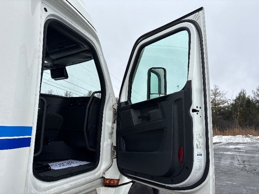 Sleeper Tractor-Heavy Duty Tractors-Freightliner-2023-T12664ST-Coxsackie-NY-659,179\n\t\tmiles-$ 55,750 - Image 9