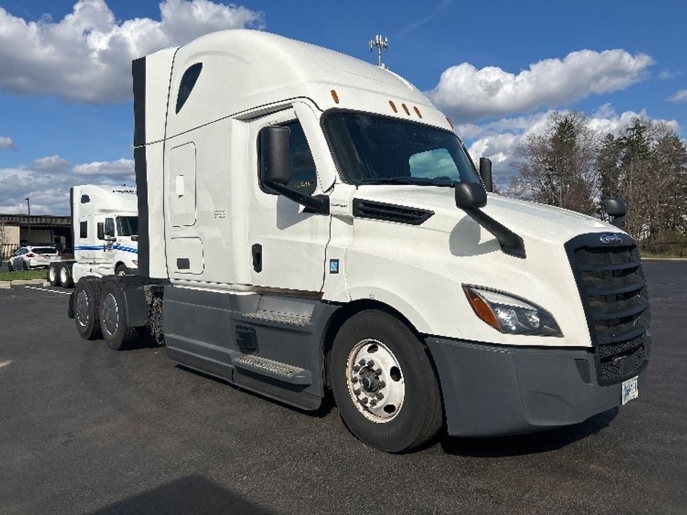 Sleeper Tractor-Heavy Duty Tractors-Freightliner-2023-T12664ST-Cranbury-NJ-635,507\n\t\tmiles-$ 58,750 - Image 1