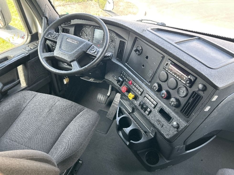 Sleeper Tractor-Heavy Duty Tractors-Freightliner-2023-T12664ST-Cranbury-NJ-635,507\n\t\tmiles-$ 58,750 - Image 11