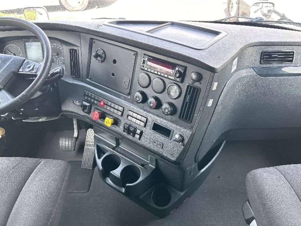 Sleeper Tractor-Heavy Duty Tractors-Freightliner-2023-T12664ST-Cranbury-NJ-635,507\n\t\tmiles-$ 58,750 - Image 12