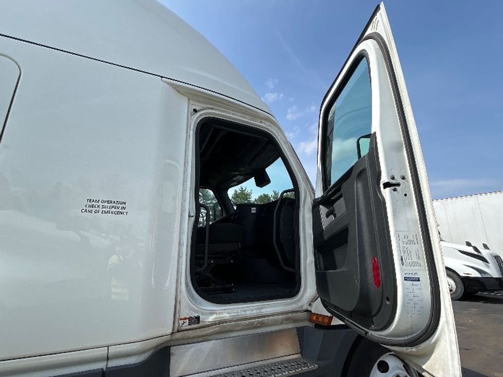 Sleeper Tractor-Heavy Duty Tractors-Freightliner-2023-T12664ST-Cranbury-NJ-635,507\n\t\tmiles-$ 58,750 - Image 13