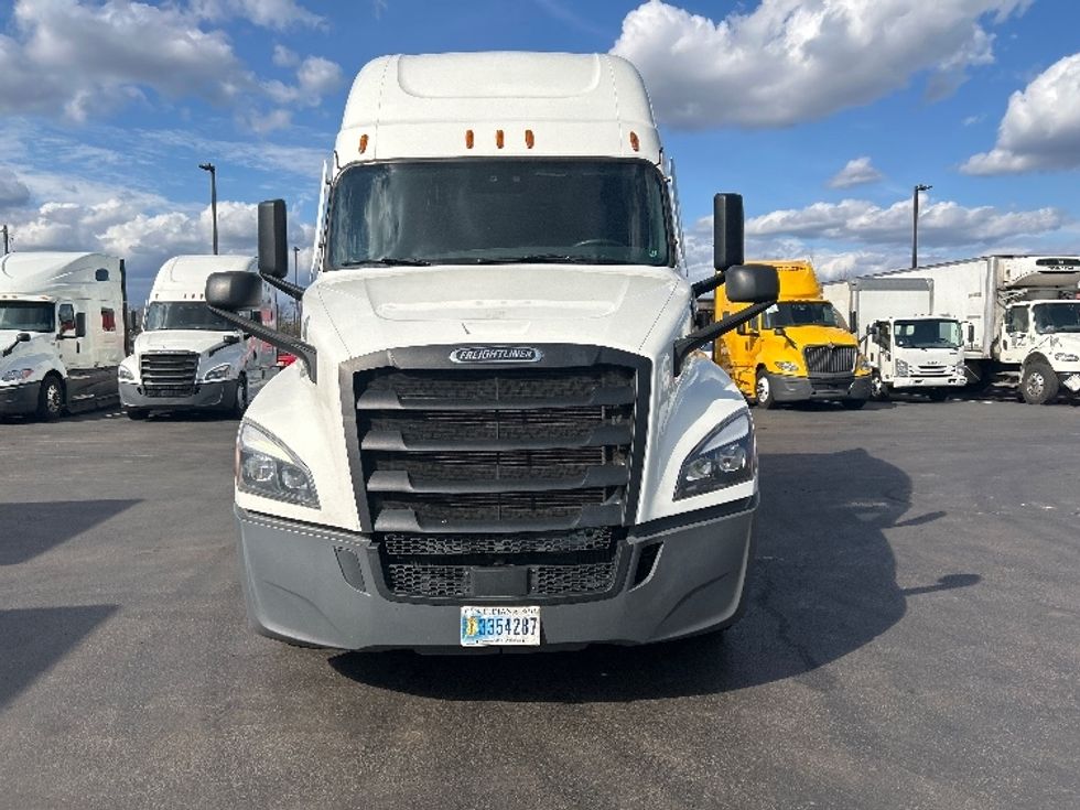 Sleeper Tractor-Heavy Duty Tractors-Freightliner-2023-T12664ST-Cranbury-NJ-635,507\n\t\tmiles-$ 58,750 - Image 2