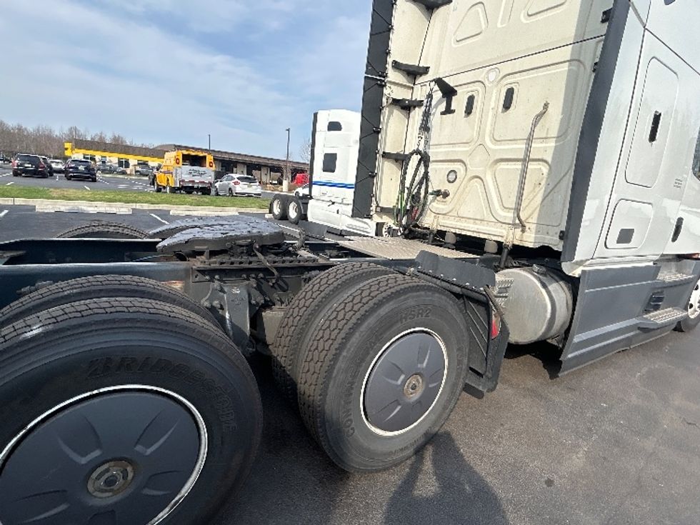 Sleeper Tractor-Heavy Duty Tractors-Freightliner-2023-T12664ST-Cranbury-NJ-635,507\n\t\tmiles-$ 58,750 - Image 23