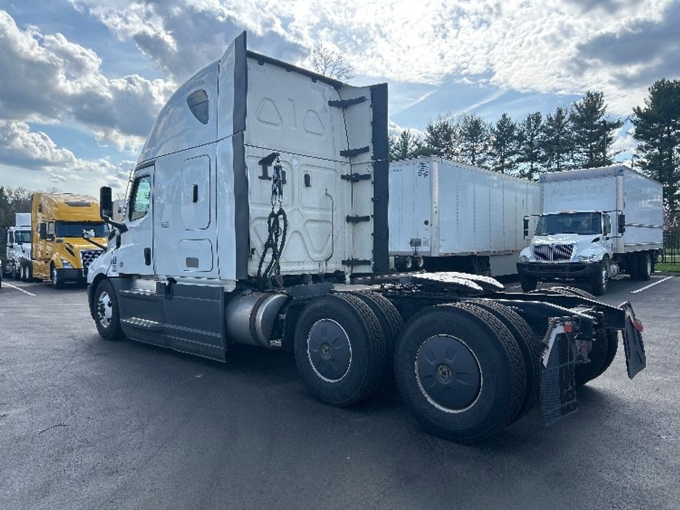 Sleeper Tractor-Heavy Duty Tractors-Freightliner-2023-T12664ST-Cranbury-NJ-635,507\n\t\tmiles-$ 58,750 - Image 5
