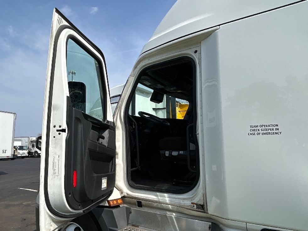 Sleeper Tractor-Heavy Duty Tractors-Freightliner-2023-T12664ST-Cranbury-NJ-635,507\n\t\tmiles-$ 58,750 - Image 9