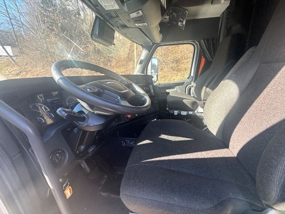 Sleeper Tractor-Heavy Duty Tractors-Freightliner-2023-T12664ST-Cross Lanes-WV-611,682\n\t\tmiles-$ 59,750 - Image 10