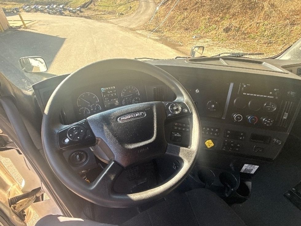 Sleeper Tractor-Heavy Duty Tractors-Freightliner-2023-T12664ST-Cross Lanes-WV-611,682\n\t\tmiles-$ 59,750 - Image 11